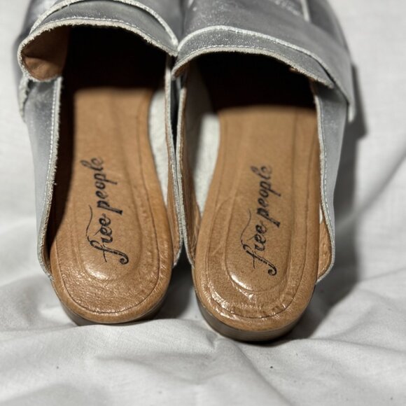 FREE PEOPLE At Ease Loafer Flats Slides Comfort Leather SILVER Size 38 or 7.5 - Picture 3 of 8